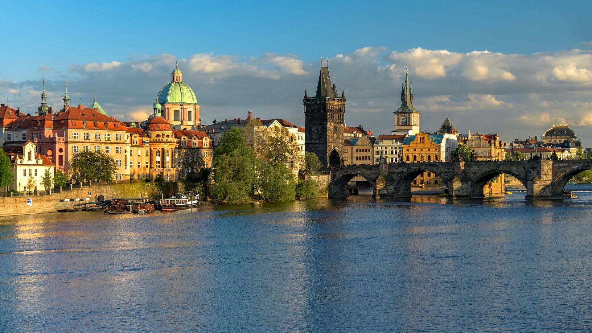 Parník Vltava pluje kolem Národního divadla za slunečného dne